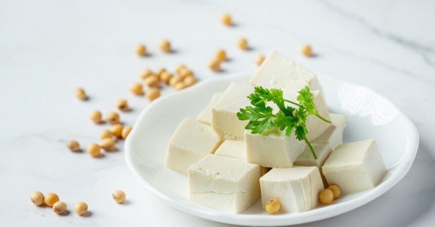 Quais os benefícios do tofu para a saúde e como inseri-lo na dieta?